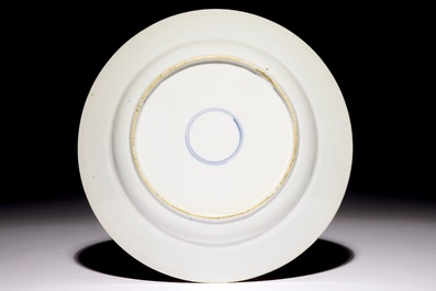 Une assiette &quot;Actioniste&quot; en porcelaine de Chine &agrave; d&eacute;cor d'un harlequin, Kangxi/Yongzheng