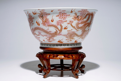 Un grand bol en porcelaine de Chine famille rose aux dragons sur socle en bois, 20&egrave;me