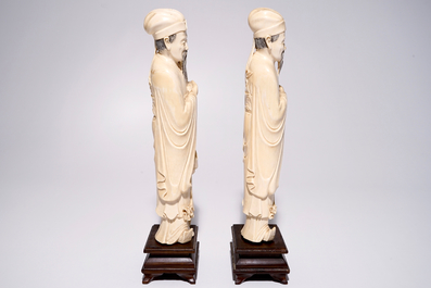Une paire de grandes figures de sages en ivoire, Chine, 19&egrave;me