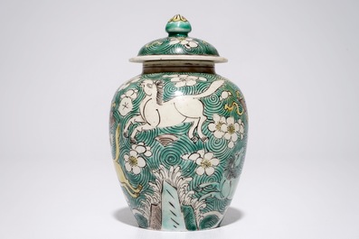 Un pot couvert en biscuit &eacute;maill&eacute; vert &agrave; d&eacute;cor de chevaux, Kangxi