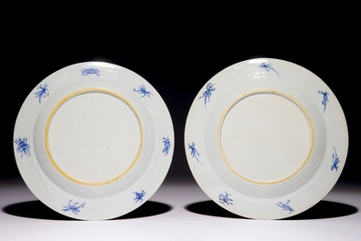 Une paire d'assiettes en porcelaine de Chine de style Imari &agrave; d&eacute;cor d'apr&egrave;s Cornelis Pronk: &quot;Dames au Parasol&quot;, ca. 1736-1738