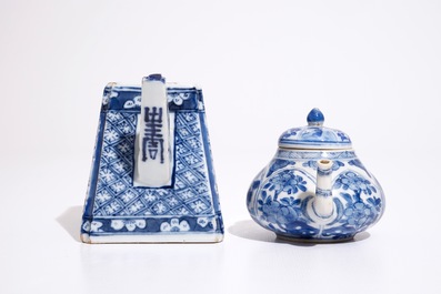 Deux th&eacute;i&egrave;res et leur couvercle en porcelaine de Chine bleu et blanc, une 19&egrave;me, une Kangxi