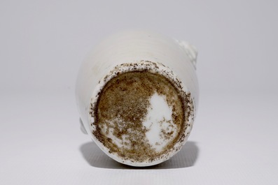 Un vase en porcelaine blanc de Chine aux anses en forme de t&ecirc;te de lion, Kangxi