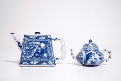 Deux th&eacute;i&egrave;res et leur couvercle en porcelaine de Chine bleu et blanc, une 19&egrave;me, une Kangxi