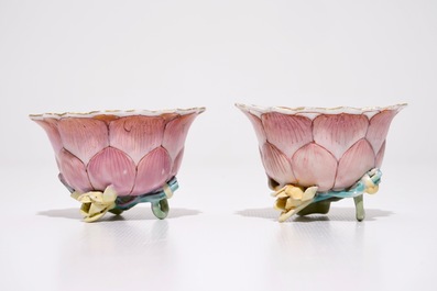 Une paire de tasses et soucoupes en forme de lotus en porcelaine de Chine famille rose, Yongzheng