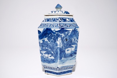 Un pot couvert hexagonal en porcelaine de Chine bleu et blanc &agrave; d&eacute;cor de paysage, 19&egrave;me