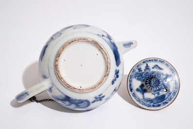 Een Chinese blauw-witte theepot met zilveren monturen, Kangxi