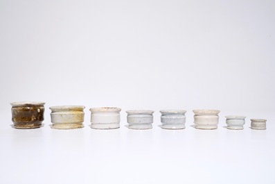 Un lot de huit pots de pharmacie miniatures en fa&iuml;ence de Delft blanc monochrome, 17&egrave;me
