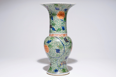 Un vase en porcelaine de Chine yenyen famille verte &agrave; d&eacute;cor floral, Kangxi