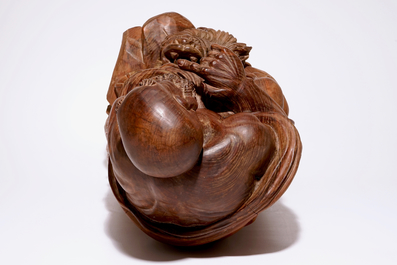 Une grande figure en bois sculpt&eacute; de Daruma, Japon, 20&egrave;me