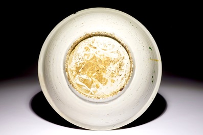 Un plat en porcelaine de Chine, dit de Swatow, &agrave; d&eacute;cor d'oiseaux et dragons, Ming
