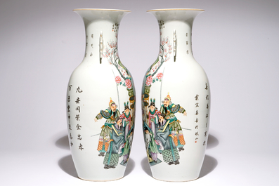 Une paire de vases en porcelaine de Chine famille rose &agrave; d&eacute;cor de personnages, 20&egrave;me