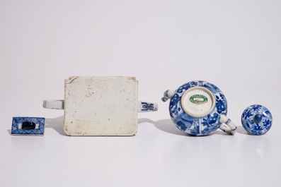 Een Chinese blauw-witte theepot met deksel, 19e eeuw en een Chinese blauw-witte theepot met deksel, Kangxi
