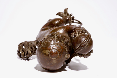 Een Chinese gelakt bronzen wierookbrander in de vorm van een tempelleeuw met een bal, Ming