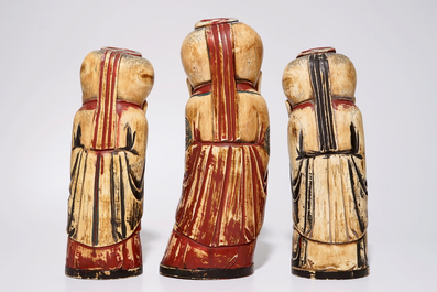 Un lot de trois figures de Shoulao en ivoire sculpt&eacute; polychrome, d&eacute;but du 20&egrave;me