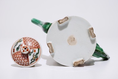 Un pot &agrave; vin avec anse en forme de dragon en porcelaine de Chine wucai, &eacute;poque Transition
