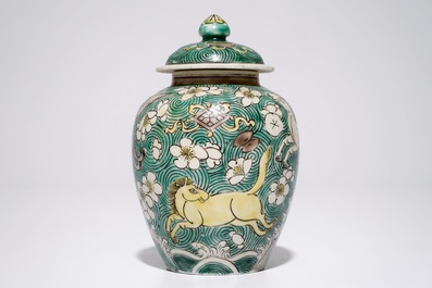 Un pot couvert en biscuit &eacute;maill&eacute; vert &agrave; d&eacute;cor de chevaux, Kangxi