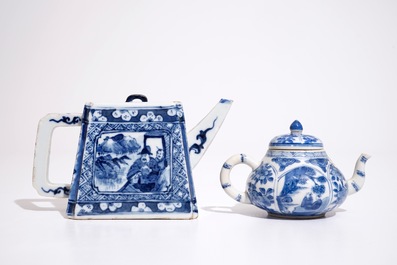 Deux th&eacute;i&egrave;res et leur couvercle en porcelaine de Chine bleu et blanc, une 19&egrave;me, une Kangxi