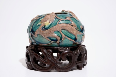 A Chinese turquoise and aubergine glazed brushwasher with applied dragons and lingzhi, 19/20th C.