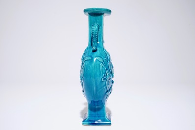 Un vase gourde en porcelaine de Chine turquoise &agrave; d&eacute;cor en relief, 19&egrave;me