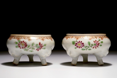 Une paire de salerons tripods en porcelaine de Chine famille rose, Qianlong