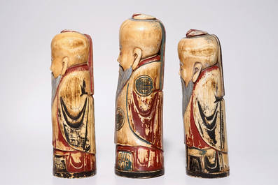 Un lot de trois figures de Shoulao en ivoire sculpt&eacute; polychrome, d&eacute;but du 20&egrave;me
