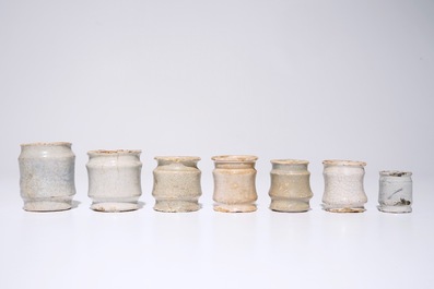 Un lot de sept albarellos miniatures en fa&iuml;ence blanche de Delft, 17&egrave;me