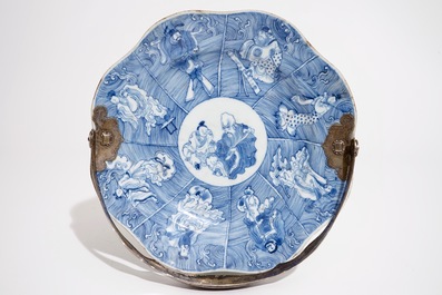 A Chinese blue and white immortal plate and a famille verte double handle cup, Kangxi