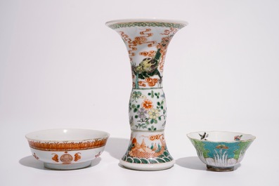 A Chinese famille verte &quot;dragon&quot; gu vase and two bowls with polychrome designs, 19th C.