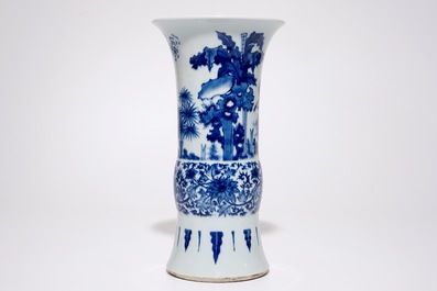 Un vase de forme gu en porcelaine de Chine bleu et blanc de style Transition, 19/20&egrave;me