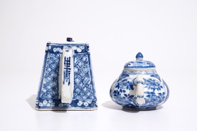 Deux th&eacute;i&egrave;res et leur couvercle en porcelaine de Chine bleu et blanc, une 19&egrave;me, une Kangxi