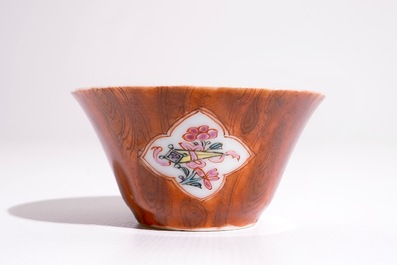 Une tasse et soucoupe en porcelaine de Chine famille rose et faux-bois, Qianlong