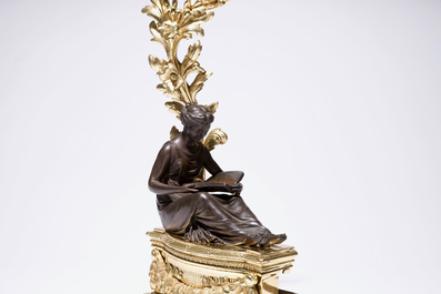 Een driedelig vergulde en gepatineerde bronzen haardvoorzet, Frankrijk, 19e eeuw