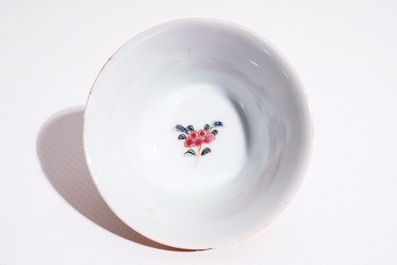 Une tasse et soucoupe en porcelaine de Chine famille rose et faux-bois, Qianlong