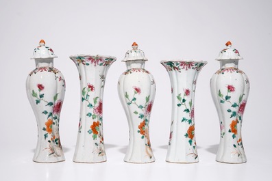 Une garniture de cinq pi&egrave;ces en porcelaine de Chine famille rose &agrave; d&eacute;cor floral, Qianlong