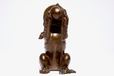 Een Chinese gelakt bronzen wierookbrander in de vorm van een tempelleeuw met een bal, Ming