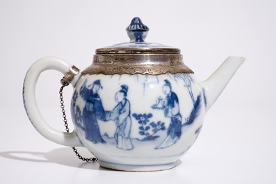 Een Chinese blauw-witte theepot met zilveren monturen, Kangxi