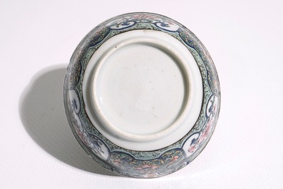 Une tasse et soucoupe en porcelaine de Chine famille rose &agrave; d&eacute;cor floral, Yongzheng