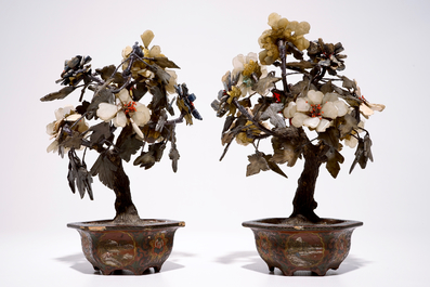 Een paar bomen uit jade, zeepsteen, agaat en koraal in cloisonn&eacute; houders, China, 19/20e eeuw