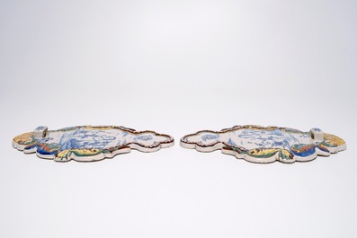 Een paar wandapplieken in polychroom Delfts aardewerk, wellicht Makkum, 19/20e eeuw
