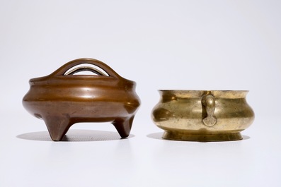 Twee Chinese bronzen wierookbranders op drie pootjes, 19/20e eeuw