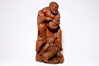 A tall Japanese carved wood figure of Daruma, 20th C.