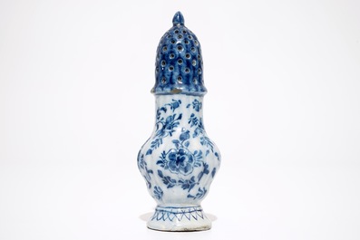 Un saupoudroir en fa&iuml;ence de Delf bleu et blanc &agrave; d&eacute;cor floral, 18&egrave;me