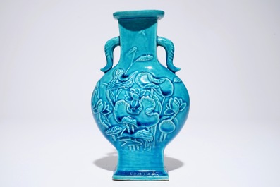Un vase gourde en porcelaine de Chine turquoise &agrave; d&eacute;cor en relief, 19&egrave;me