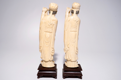 Een paar grote Chinese ivoren sculpturen van wijsgeren met schriftrol, 19e eeuw