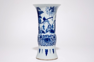 Een Chinese blauw-witte gu vaas in transitie-stijl, 19/20e eeuw