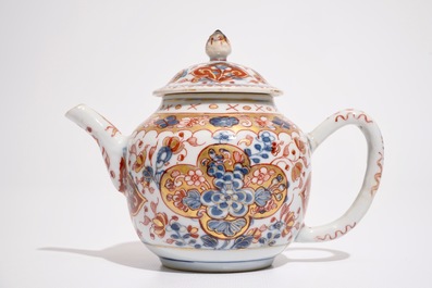A Chinese Dutch decorated teapot and cover with floral design, Qianlong