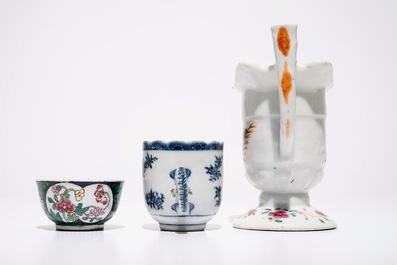 Une verseuse, une tasse et soucoupe et une tasse avec anse en porcelaine de Chine famille rose, 18&egrave;me