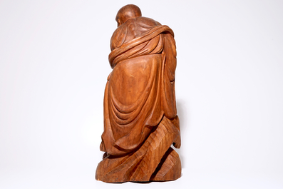 A tall Japanese carved wood figure of Daruma, 20th C.