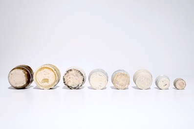 Un lot de huit pots de pharmacie miniatures en fa&iuml;ence de Delft blanc monochrome, 17&egrave;me